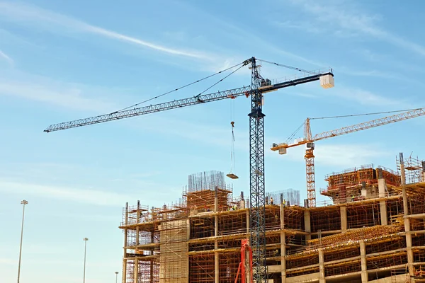 Gebouw in aanbouw met kranen werken — Stockfoto