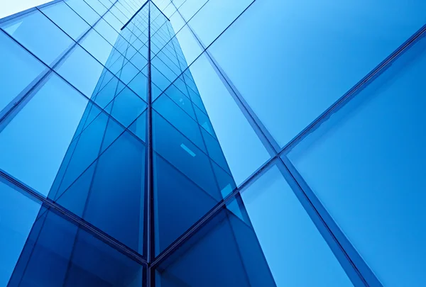 Edificio cubierto de vidrio de placa reflectante — Foto de Stock