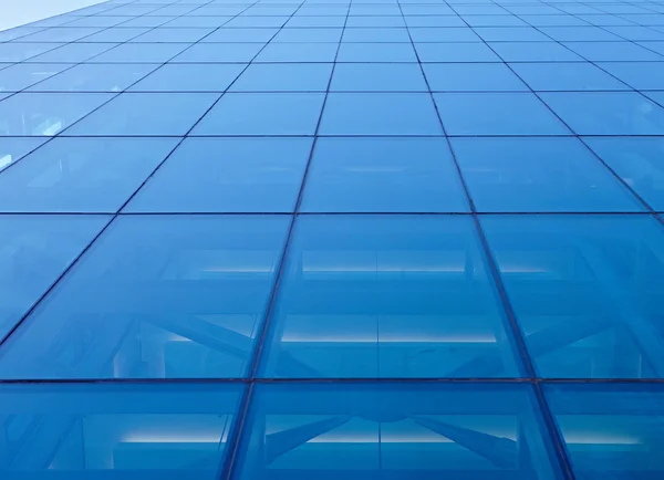 Edificio cubierto de vidrio de placa reflectante — Foto de Stock