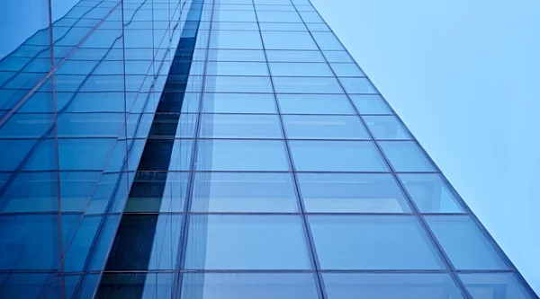 Edifício coberto de vidro de placa reflexiva — Fotografia de Stock