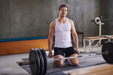 Uygun kişisel antrenör diz çökmüş