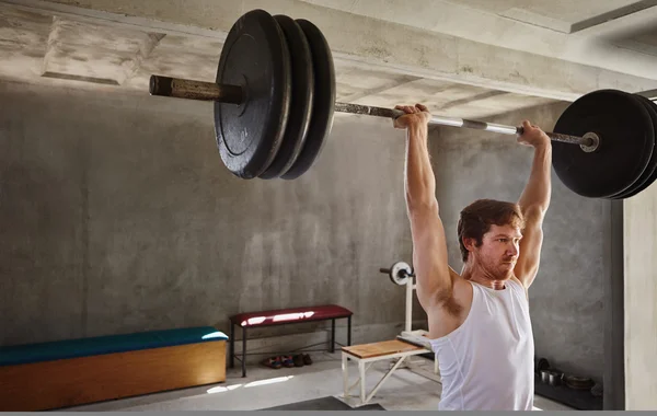 Hombre levantar pesas pesadas de entrenamiento — Foto de Stock