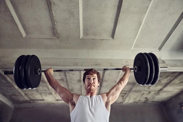 Man lifting heavy weigths — Stock Photo, Image