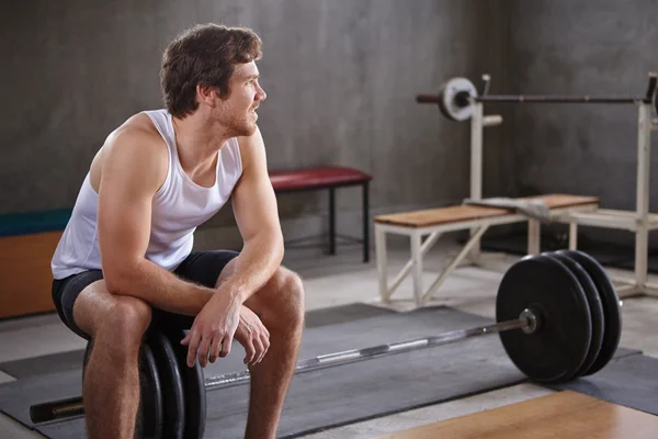 Hombre mirando hacia otro lado en gimnasio privado — Foto de Stock