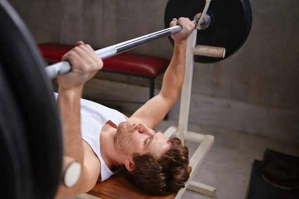 Man lifting up weights — Stock Photo, Image