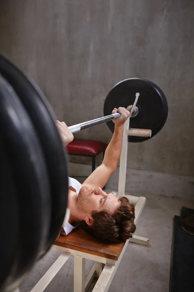 Mężczyzna lifiting wagi w prywatną siłownię — Zdjęcie stockowe