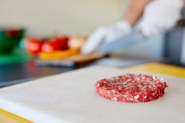 Ham hamburger patty beyaz tahta hakkında
