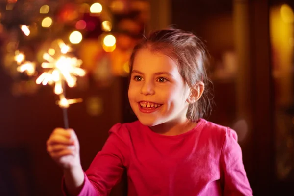 Ragazza che gioca con sparkler — Foto Stock