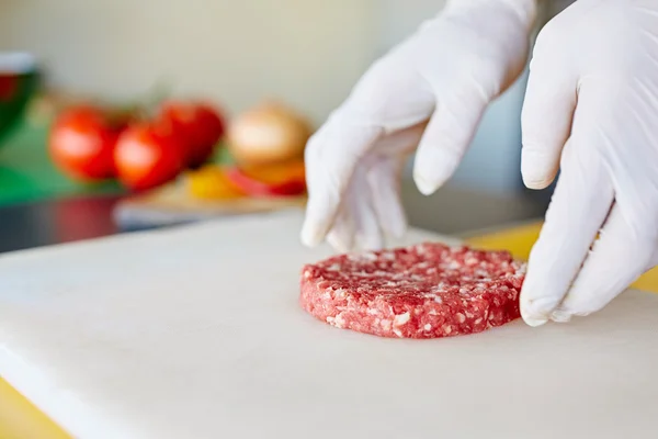 Mãos a preparar hambúrguer patty — Fotografia de Stock