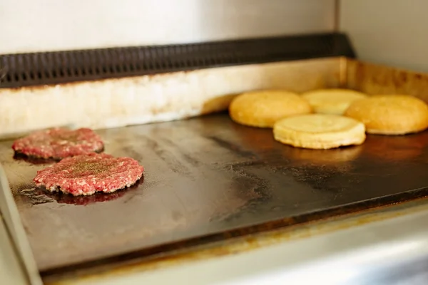 Due polpette di hamburger fritte sulla griglia — Foto Stock