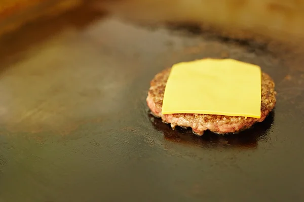 Hamburger patty frittura sulla griglia con formaggio — Foto Stock