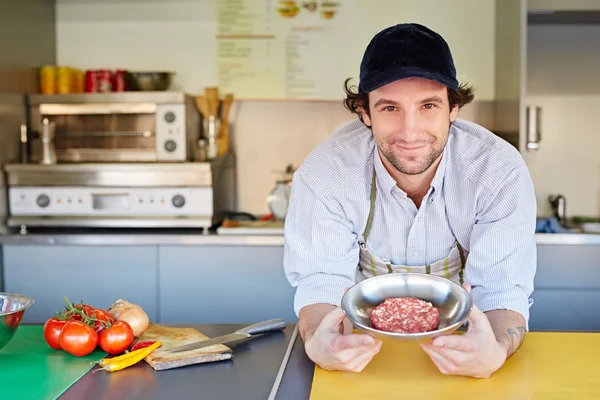 Voedsel ondernemer met kwaliteit hamburger vlees — Stockfoto