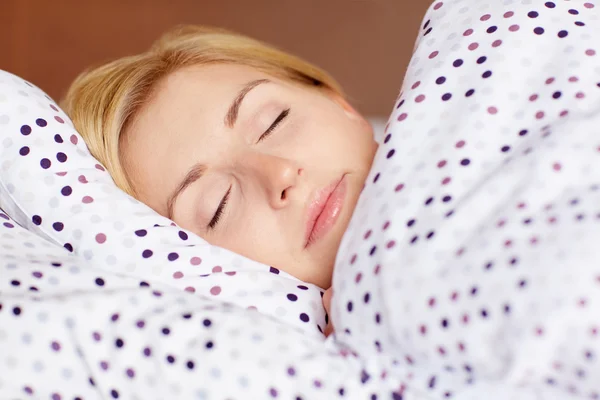 Mujer durmiendo en la cama — Foto de Stock