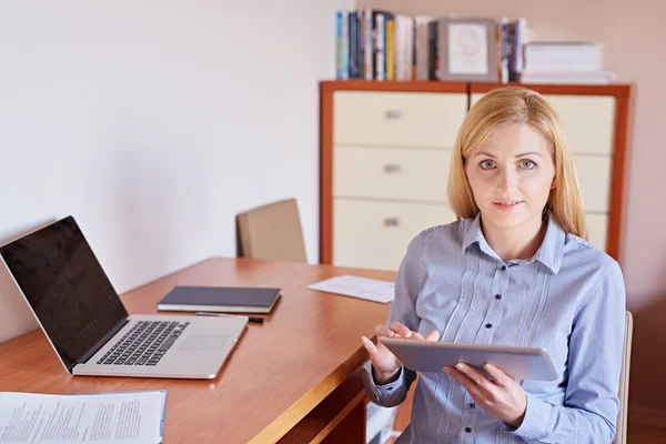 Businesswoman working on tablet — Stock Photo, Image