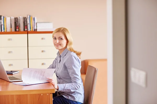 Businesswoman reading documents — Stock Photo, Image