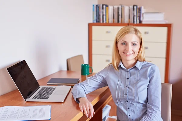 Affärskvinna ler mot kameran i office — Stockfoto