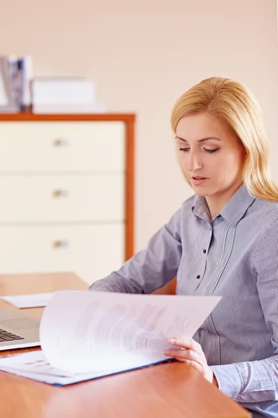 Zakenvrouw lezen van documenten — Stockfoto