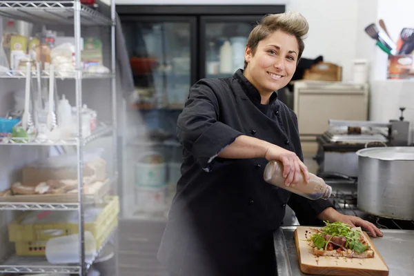 Chef rociando vinagre balsámico en sándwiches — Foto de Stock