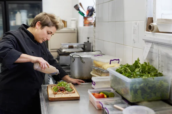 Szemerkélt a szendvicsek balzsamecetes ecet Chef — Stock Fotó