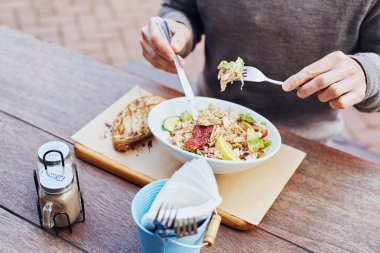 Man café'de tavuk salatası yemek