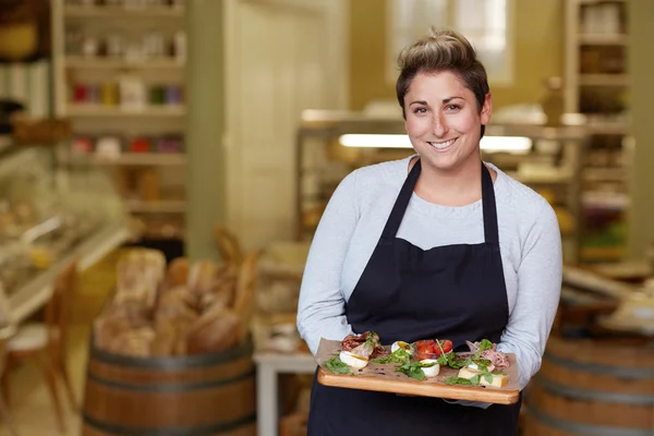 Trabajador de delicatessen traer plato de bocadillo — Foto de Stock