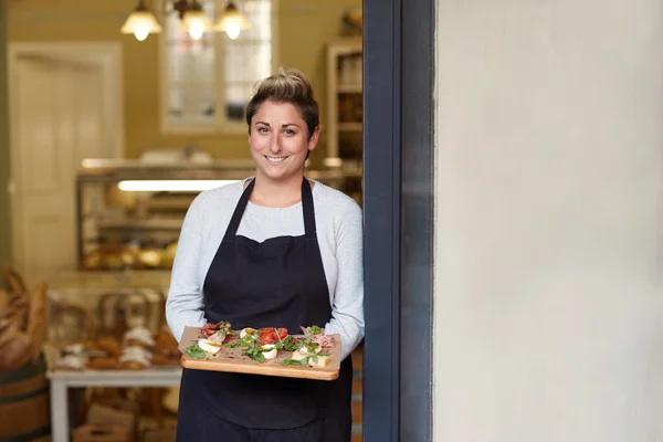 Empleado delicatessen de pie en la puerta —  Fotos de Stock