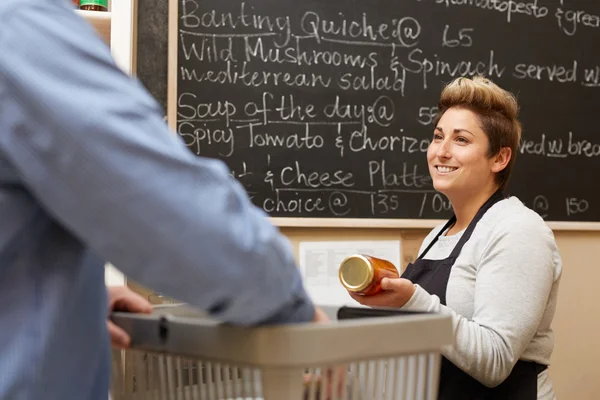 Empleado de delicatessen llamando a las compras — Foto de Stock