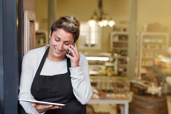 Pracownik delikatesów rozmowy na telefon — Zdjęcie stockowe