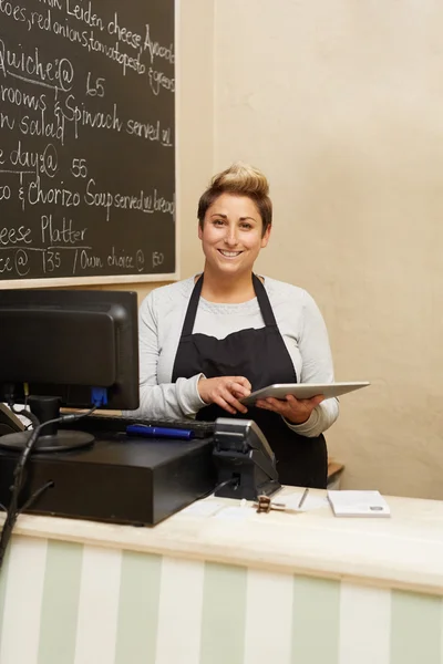 Deli worker standing behind counter — Stock Photo, Image
