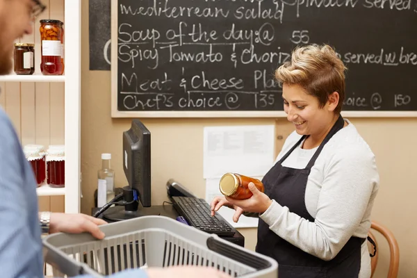 Empleado de delicatessen llamando a las compras — Foto de Stock