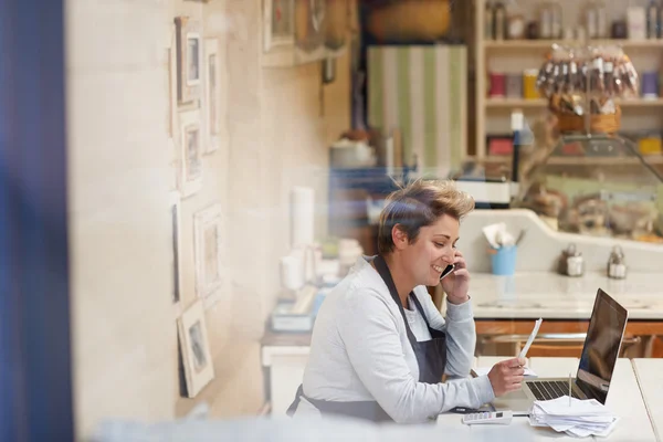 Deli owner doing taxes — Stock Photo, Image