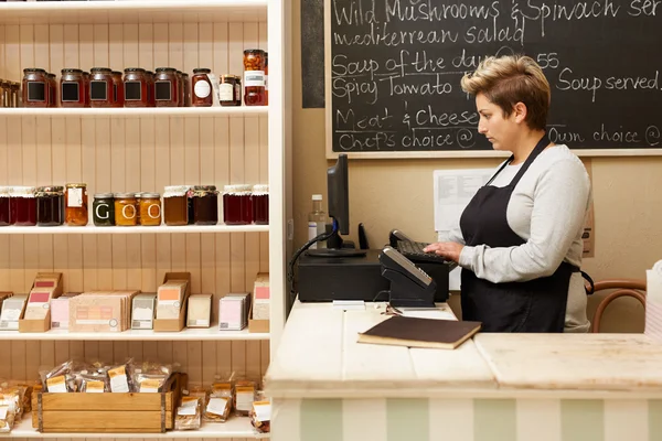 Deli εργαζόμενος στέκεται πίσω από τον πάγκο — Φωτογραφία Αρχείου