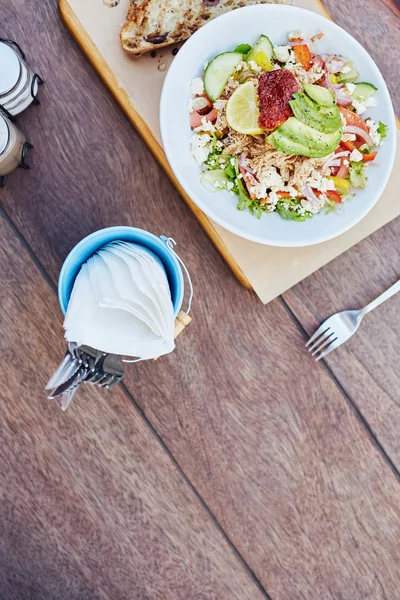 Ensalada de pollo fresco sabroso con aguacate —  Fotos de Stock