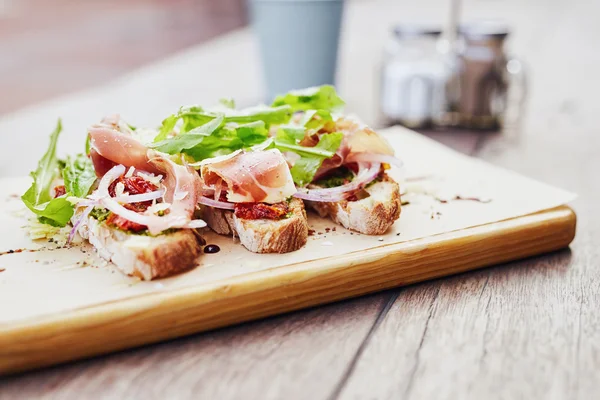 Parma jambonu ile taze bruschetta — Stok fotoğraf