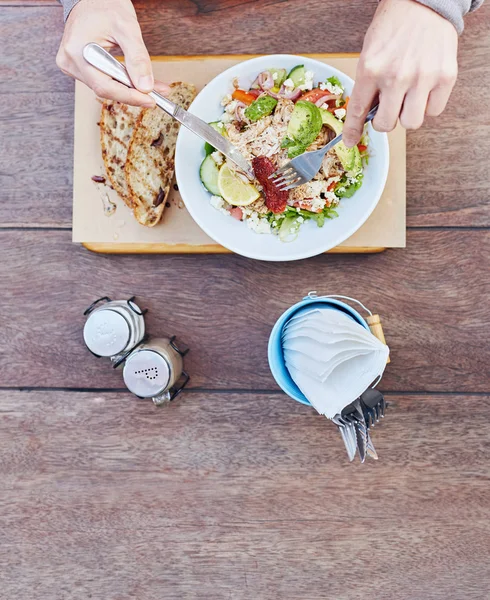 Persona que usa cubiertos para comer ensalada —  Fotos de Stock