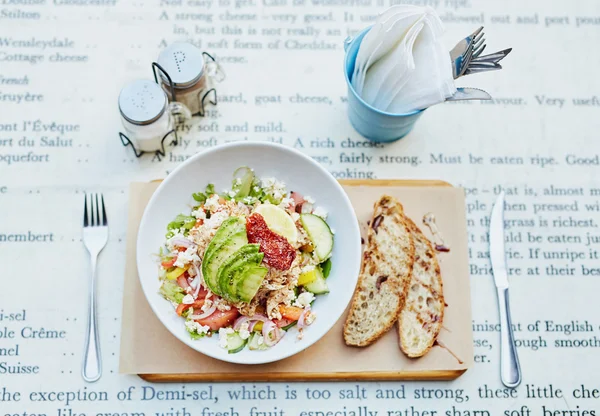 Fresh salad with fresh bread and cutlery — Stock Photo, Image