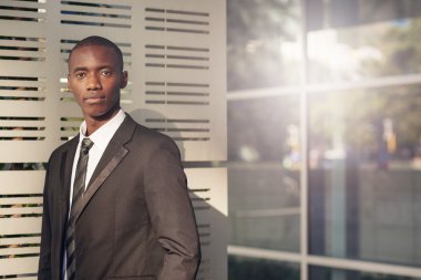 İşadamı kameraya ciddi bakıyor