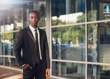 işadamı ile Eli cebinde duran