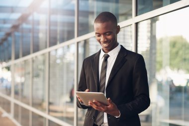 Digtal tablet kullanarak takım elbiseli Afrikalı adam 