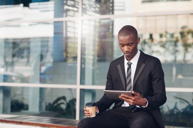Tablet okuma şehir bankta oturan adam