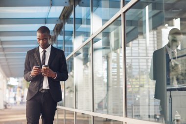 işadamı telefon mesajı okuma