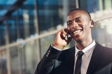 cep telefonu konuşurken gülüyor işadamı