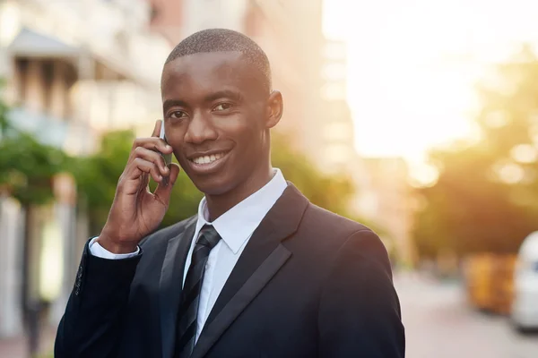 Işadamı kulak cep telefonu tutarak — Stok fotoğraf