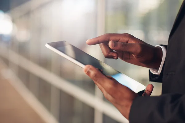 Τα χέρια του επιχειρηματία χρησιμοποιώντας ψηφιακό tablet — Φωτογραφία Αρχείου