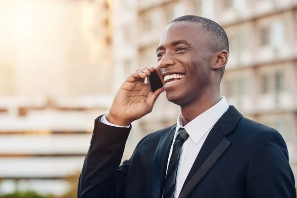 Obchodník mluví na mobilním telefonu ve městě — Stock fotografie