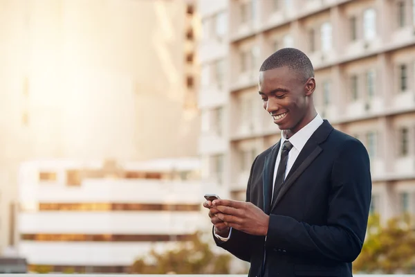 Entreprenör leende på telefon i staden — Stockfoto
