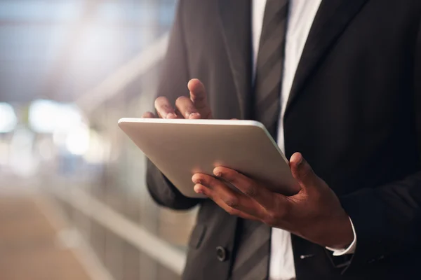 Hombre de negocios utilizando tableta digital moderna —  Fotos de Stock