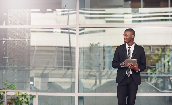 Empresario con tableta digital en la ciudad — Foto de Stock