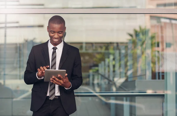 Afrikansk affärsman som använder Tablet i City — Stockfoto