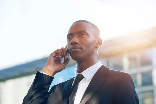 Işadamı kulak telefon tutarak — Stok fotoğraf